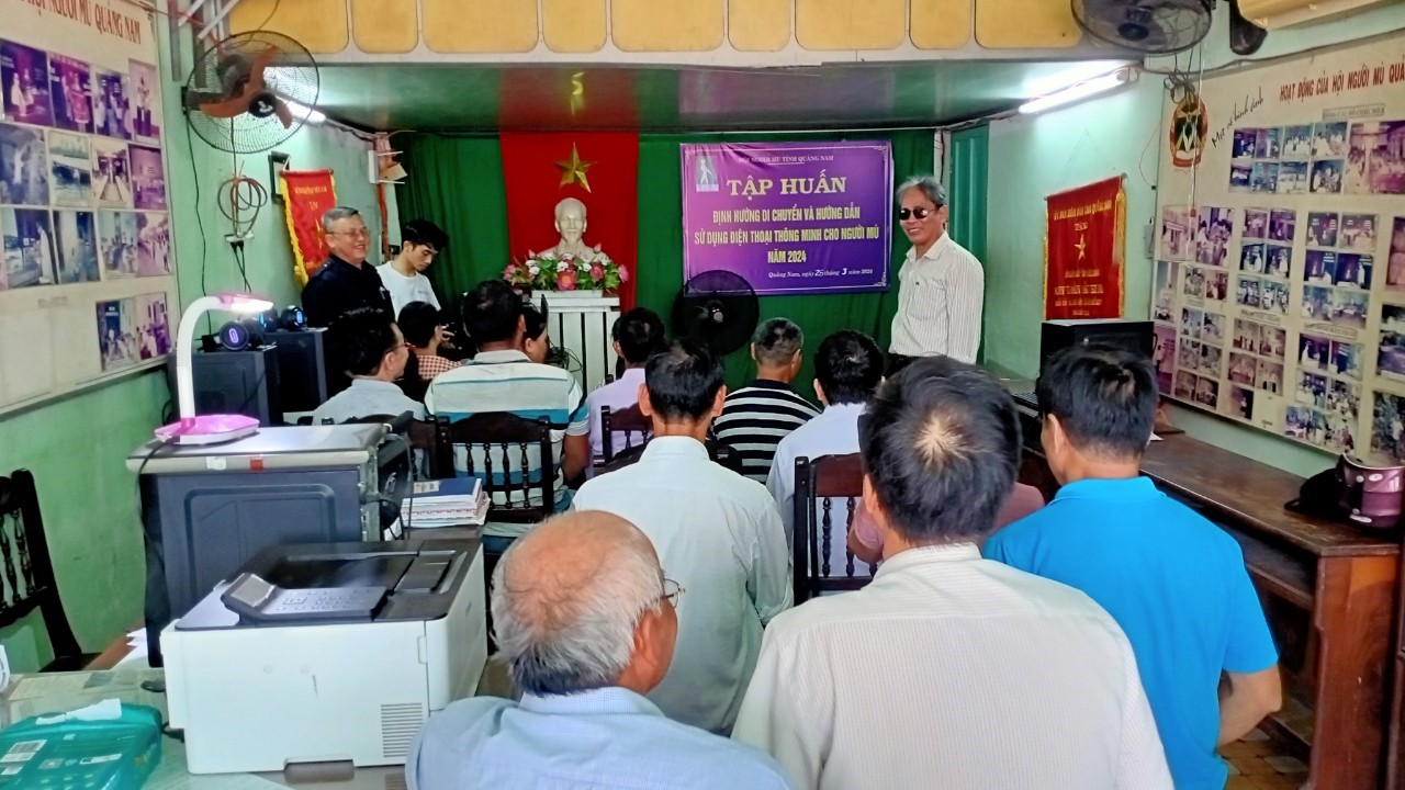 Bế giảng khoá tập huấn định hướng và sử dụng điện thoại thông minh tại Quảng Nam
