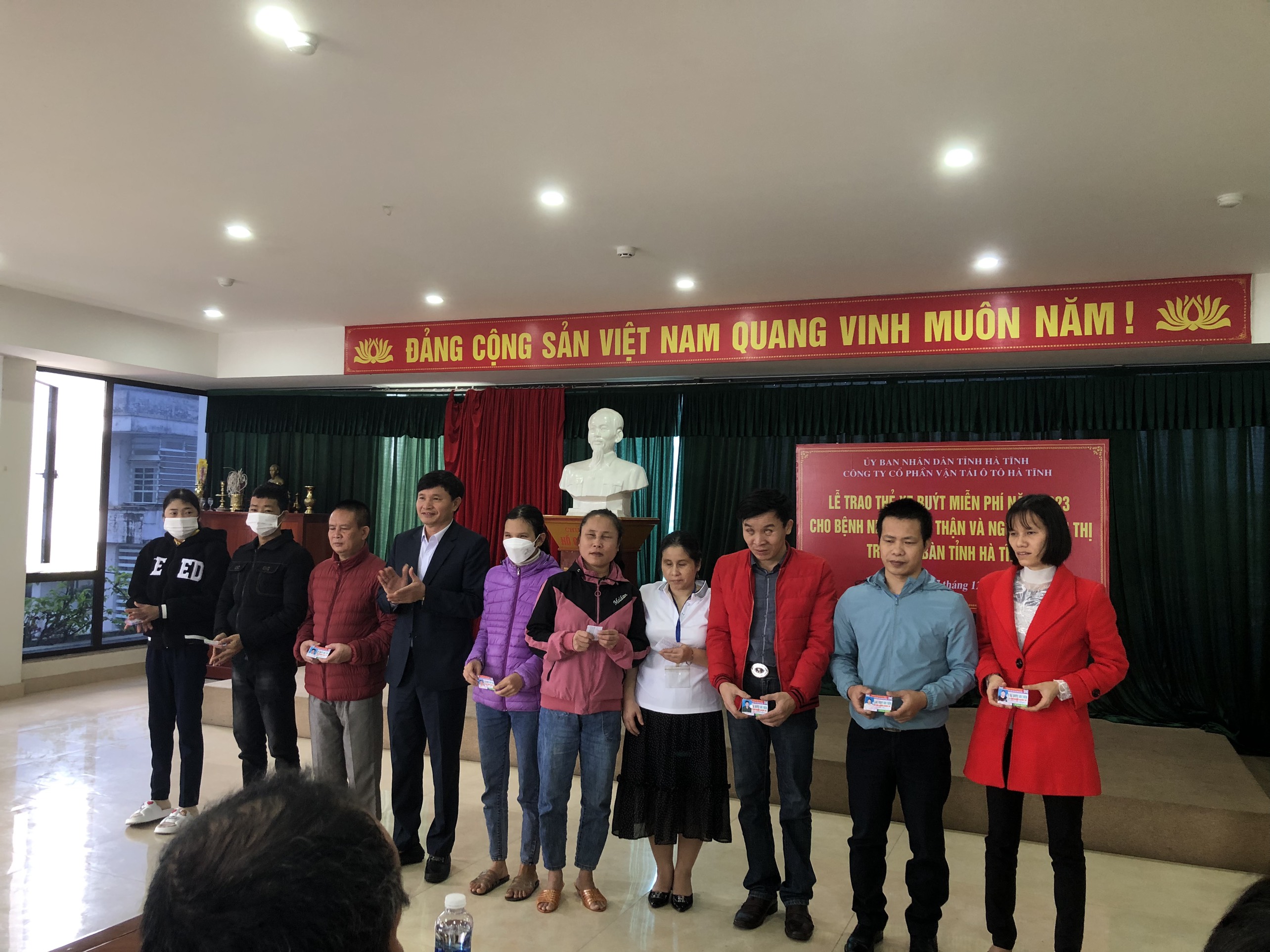 Tặng thẻ xe buýt miễn phí cho người mù tỉnh Hà Tĩnh