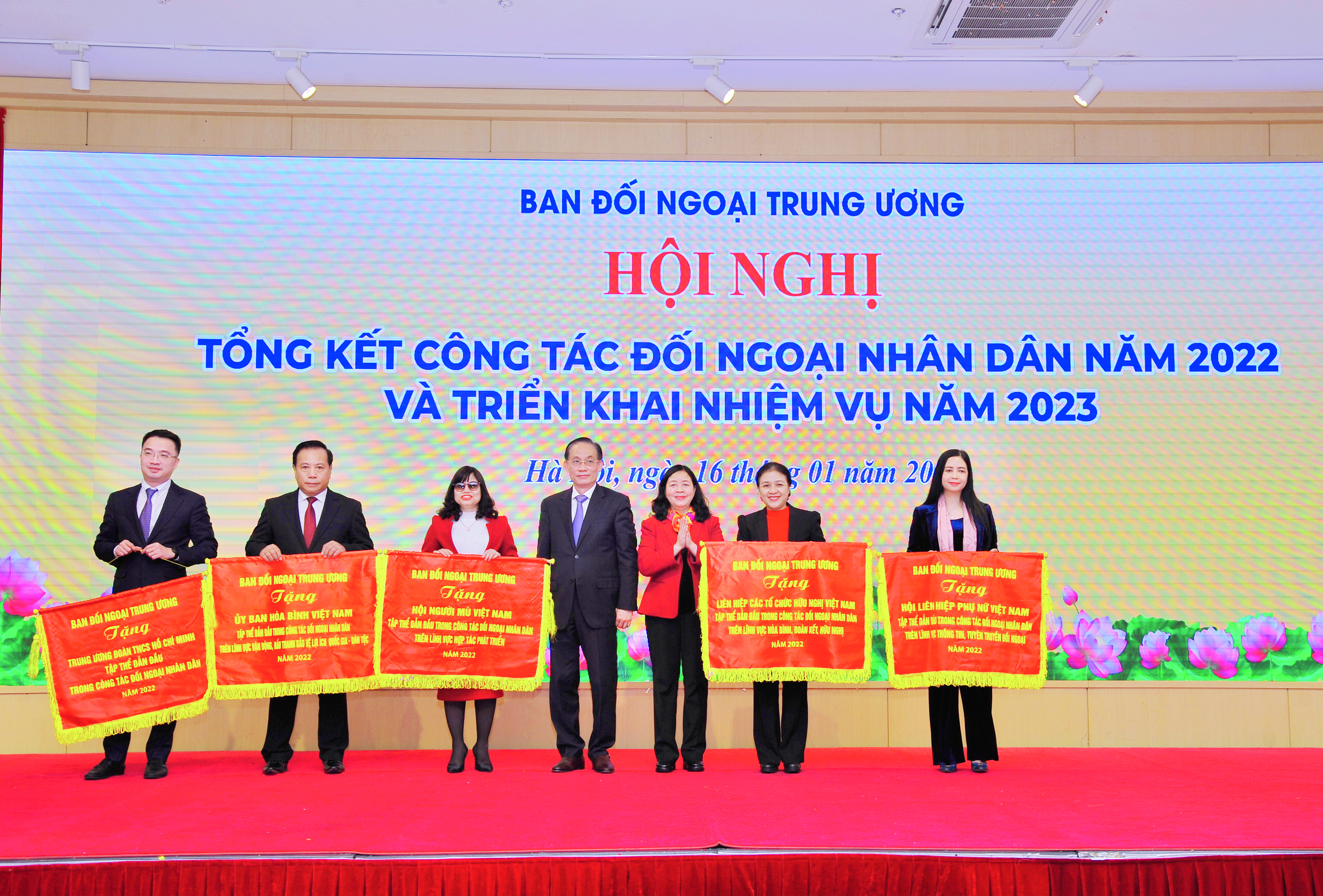 Hội Người mù Việt Nam nhận cờ thi đua của Ban Đối ngoại Trung ương