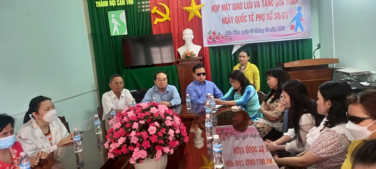 Giao lưu văn nghệ và tặng quà nhân ngày 8/3 tại Thành hội Cần Thơ