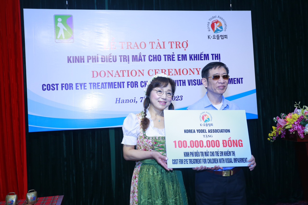Lễ trao tài trợ kinh phí điều trị mắt cho trẻ em khiếm thị
