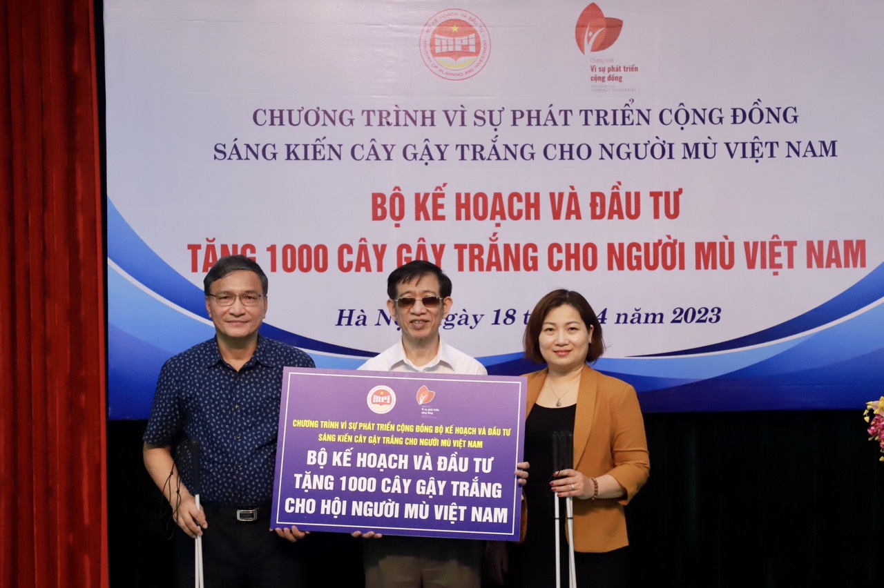 Bộ Kế hoạch và Đầu tư tiếp tục trao 1000 gậy trắng cho Hội Người mù Việt Nam