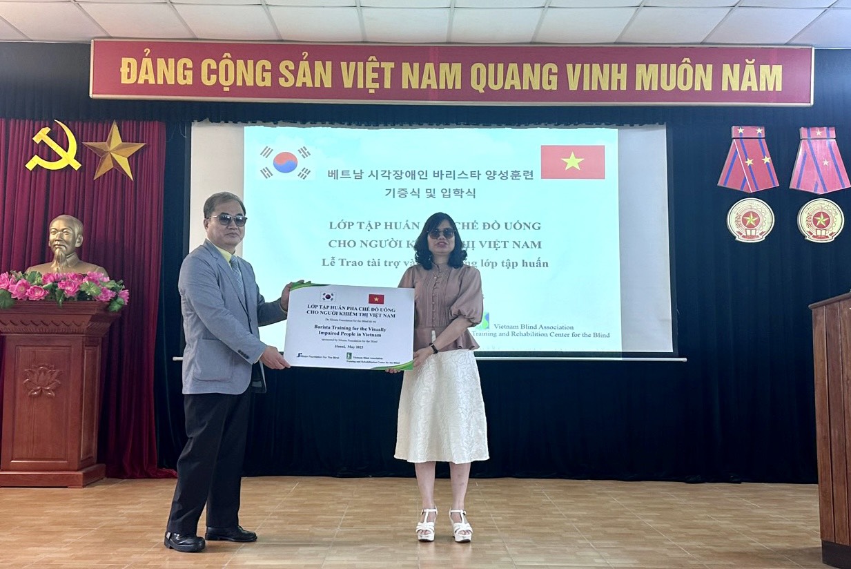 Khai giảng lớp tập huấn pha chế đồ uống cho người khiếm thị Việt Nam