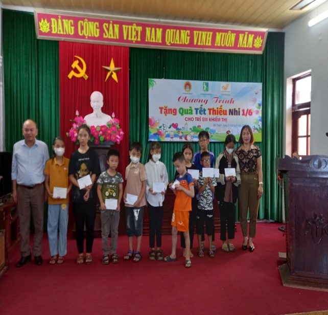 Tỉnh hội Quảng Bình tặng quà trẻ em khiếm thị trong tỉnh