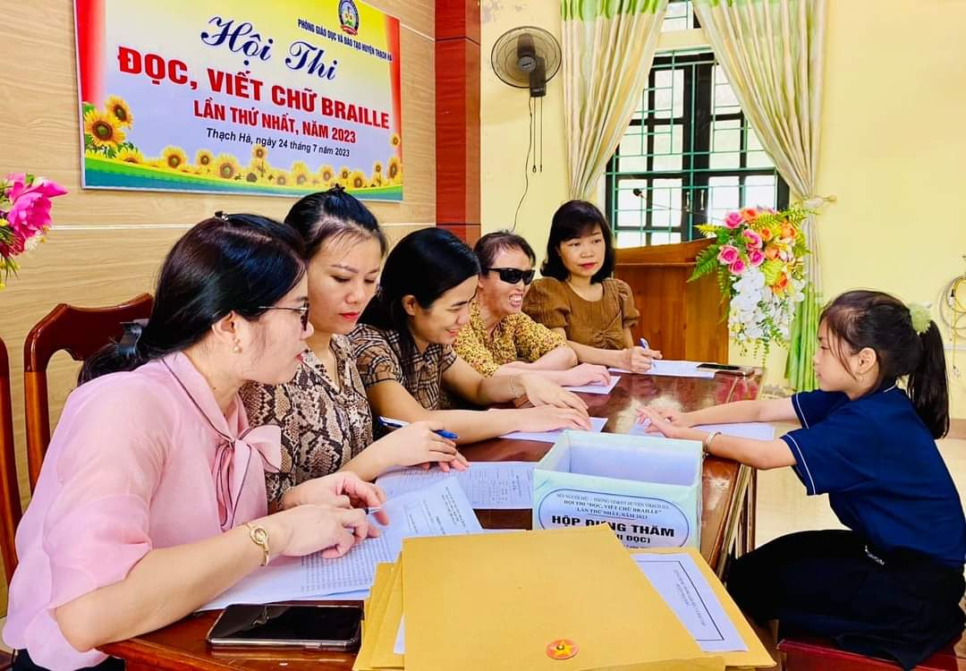 Hình ảnh: Sôi nổi cuộc thi "Đọc viết nhanh chữ Braille" tại hai Huyện hội Thạch Hà và Can Lộc tỉnh Hà Tĩnh