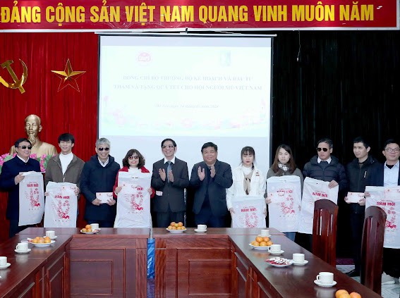 Bộ trưởng Bộ Kế hoạch và Đầu tư Nguyễn Chí Dũng thăm, chúc Tết tại Văn phòng Trung ương Hội Người mù Việt Nam