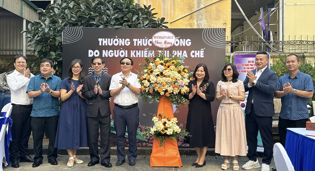Thưởng thức đồ uống do người khiếm thị pha chế