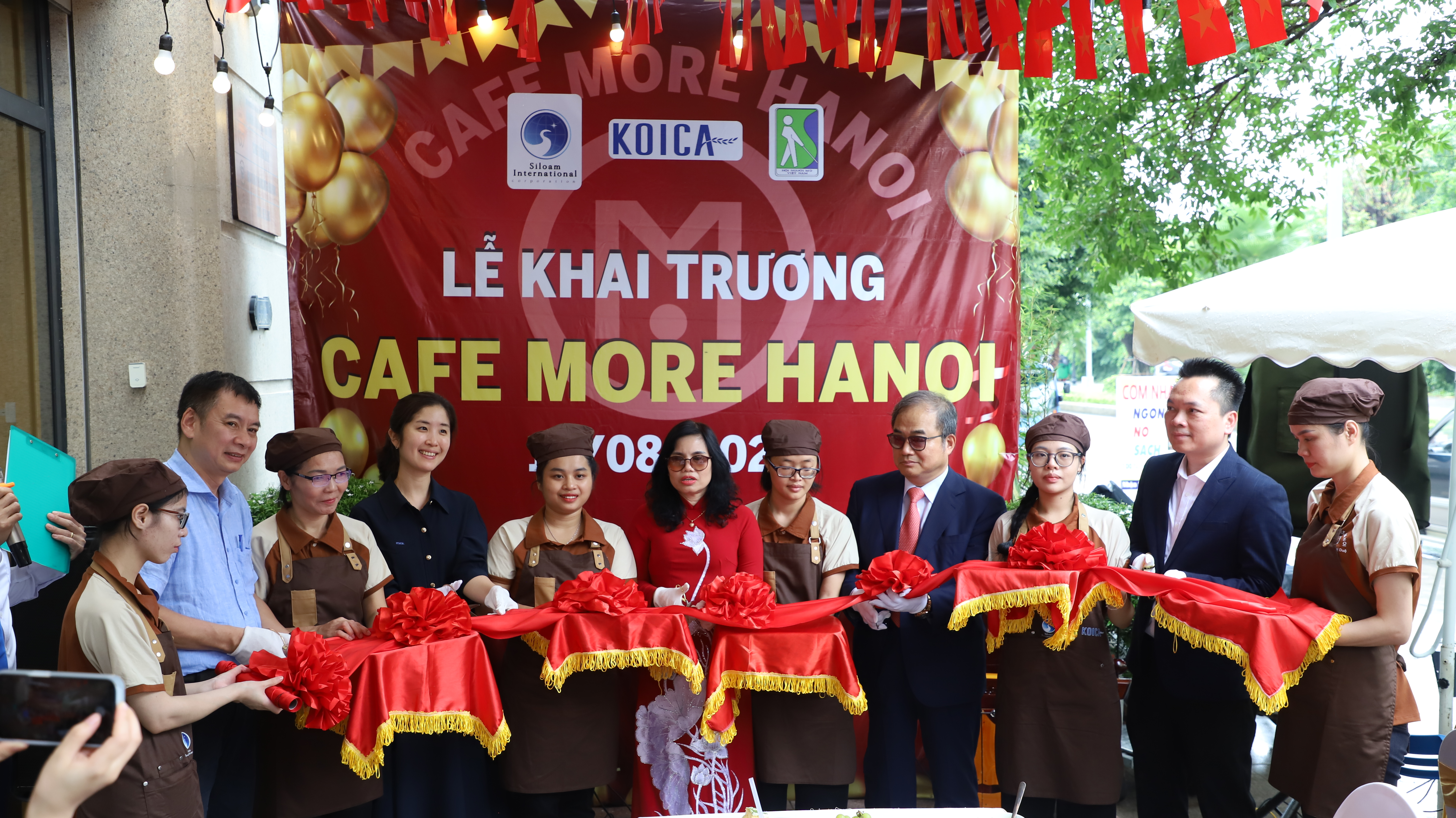 Trung tâm Đào tạo cán bộ PHCN cho người mù khai trương quán Cafe More Hanoi thứ 2 