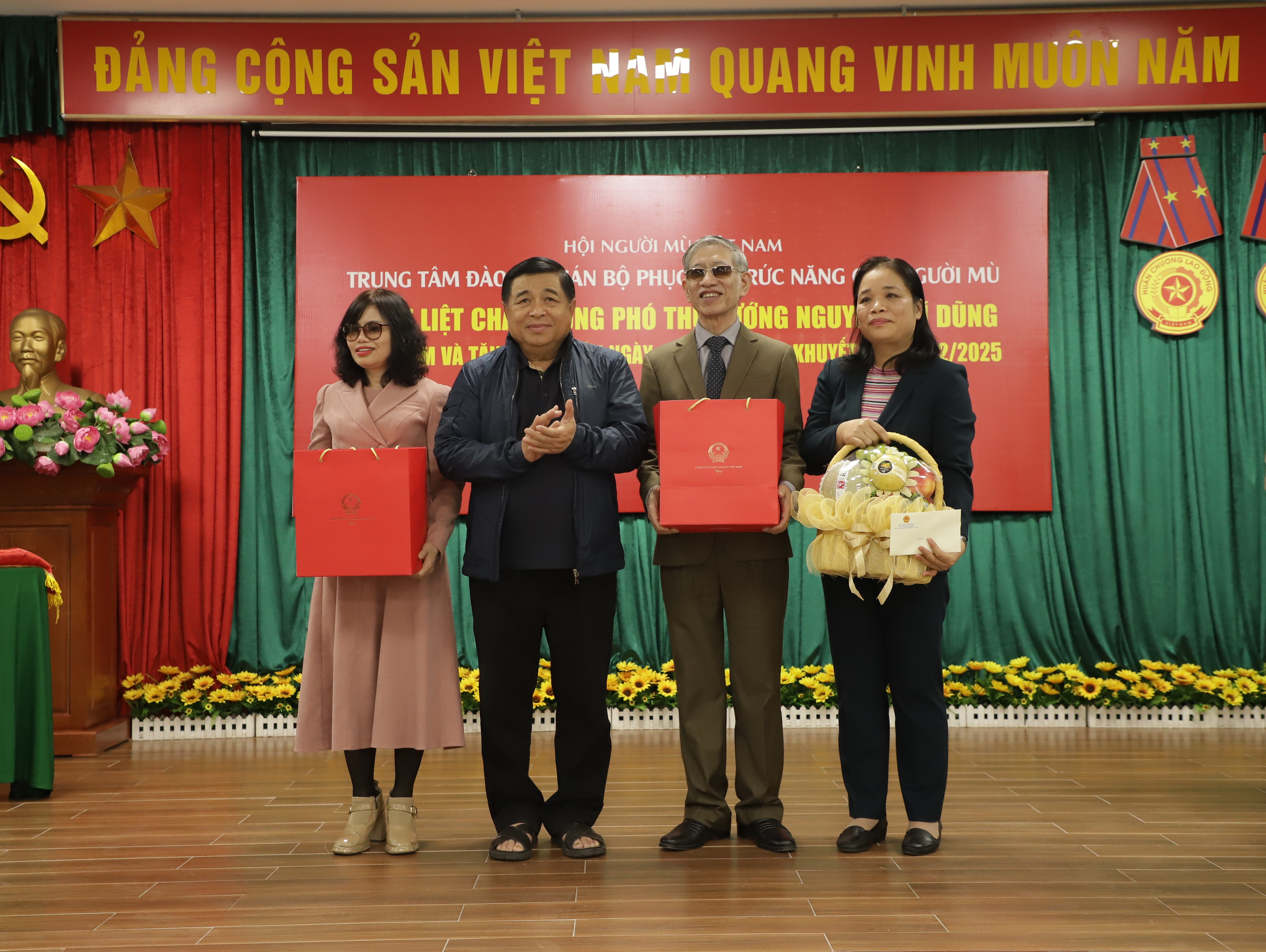 Phó Thủ tướng Nguyễn Chí Dũng thăm và tặng quà tại Trung tâm Đào tạo cán bộ PHCN cho người mù nhân ngày Quốc tế Người khuyết tật 3/12