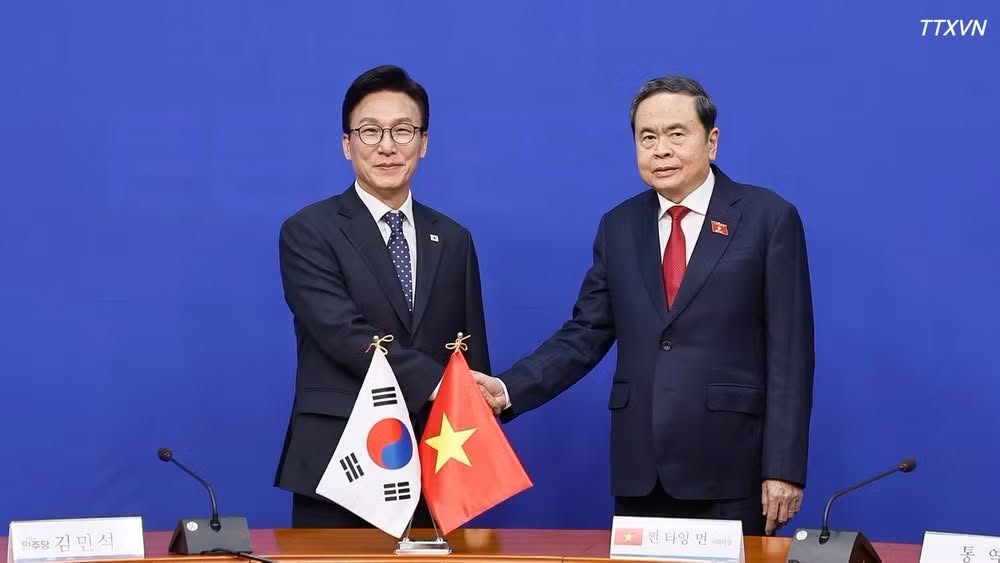 Chủ tịch Quốc hội Trần Thanh Mẫn tiếp Chủ tịch Đảng Dân chủ Đồng hành Kim Min Seok