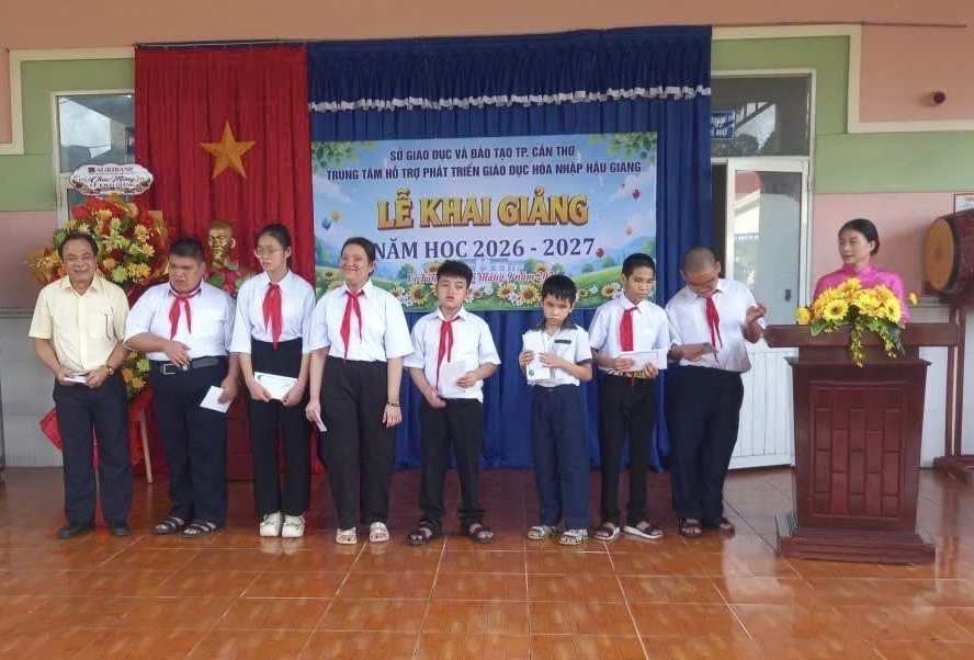 Hội Người mù thành phố Cần Thơ tiếp sức đến trường cho học sinh khó khăn năm học 2026–2027